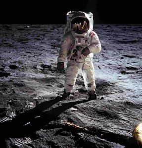 Neil Armstrong spiegelt sich im Visier seines Kollegen Buzz Aldrin, während er diesen mit seiner Hasselblad 500 EL fotografiert